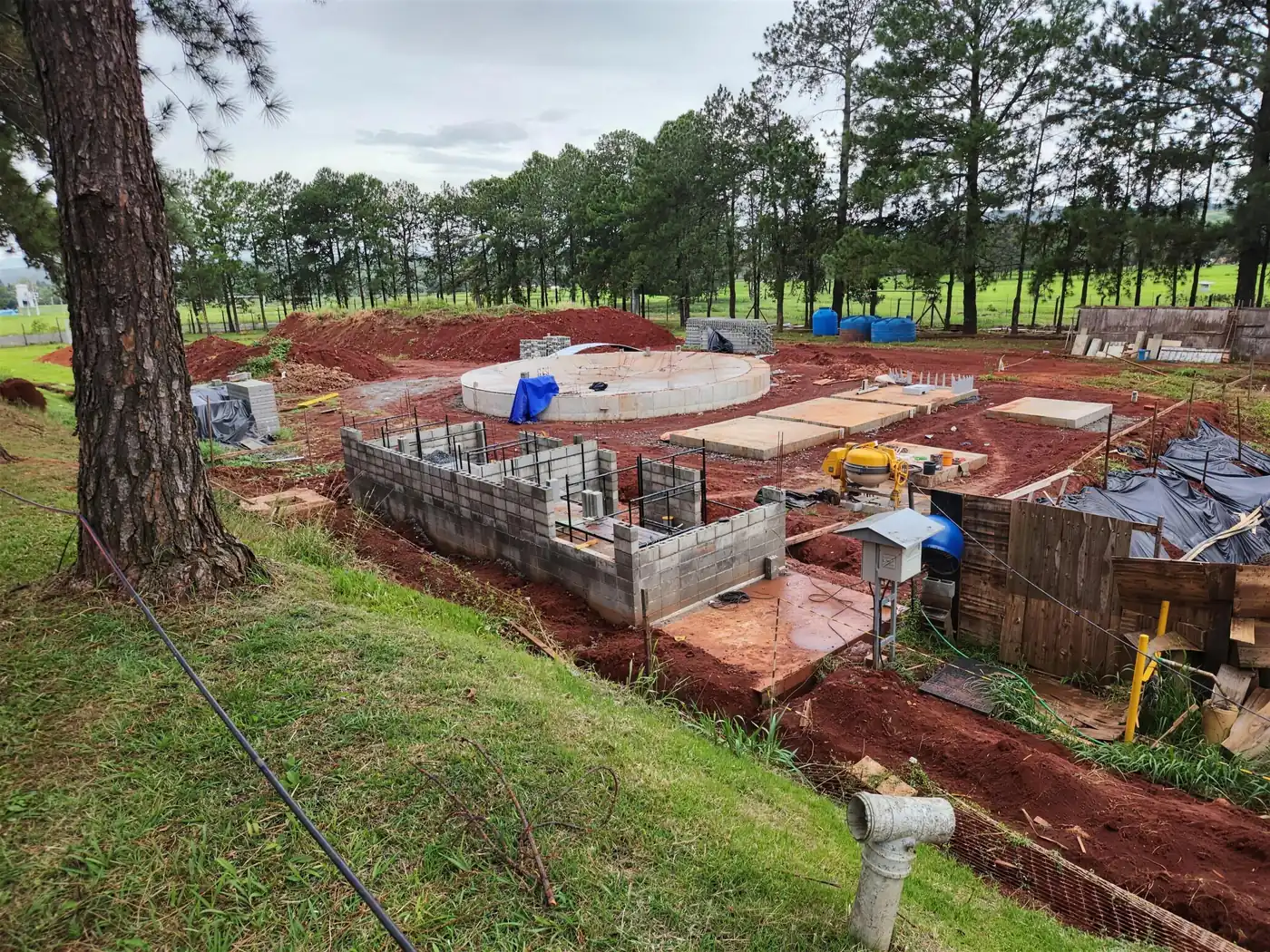 Estação de tratamento em obra, vista do talude, com várias frentes abertas