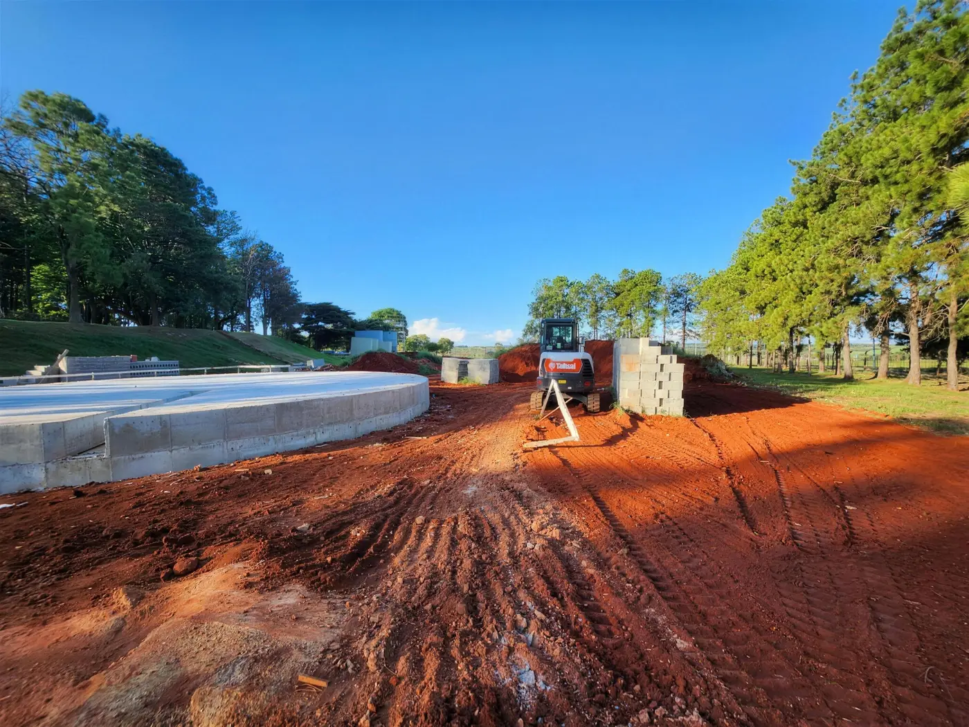 Tanque em obra e pista de serviço no canteiro