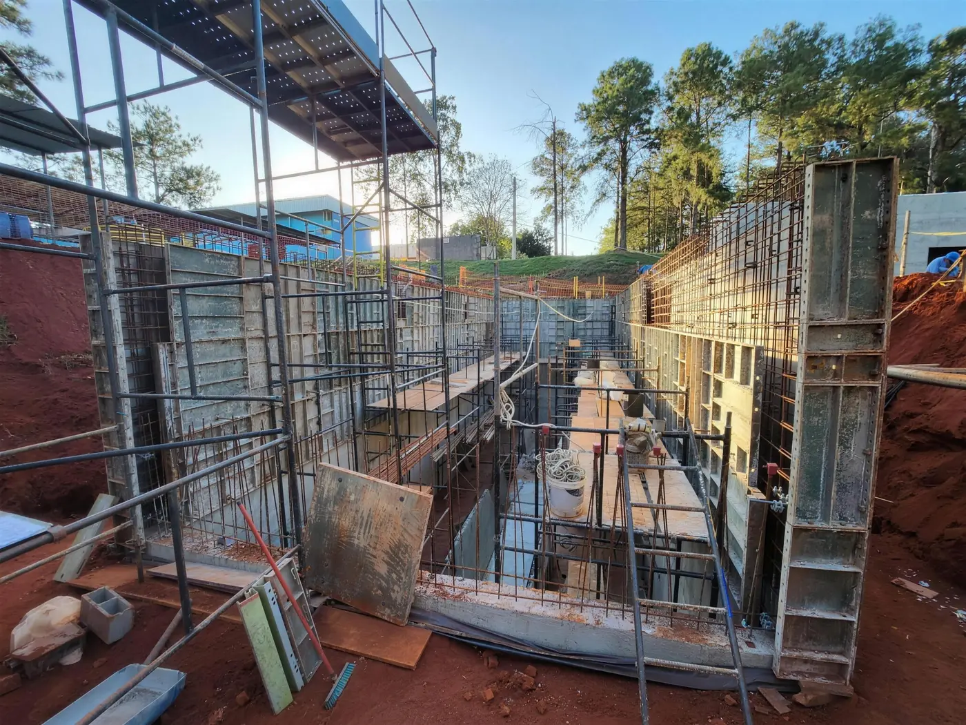Canais da estação em profundidade, com fôrmas e armação