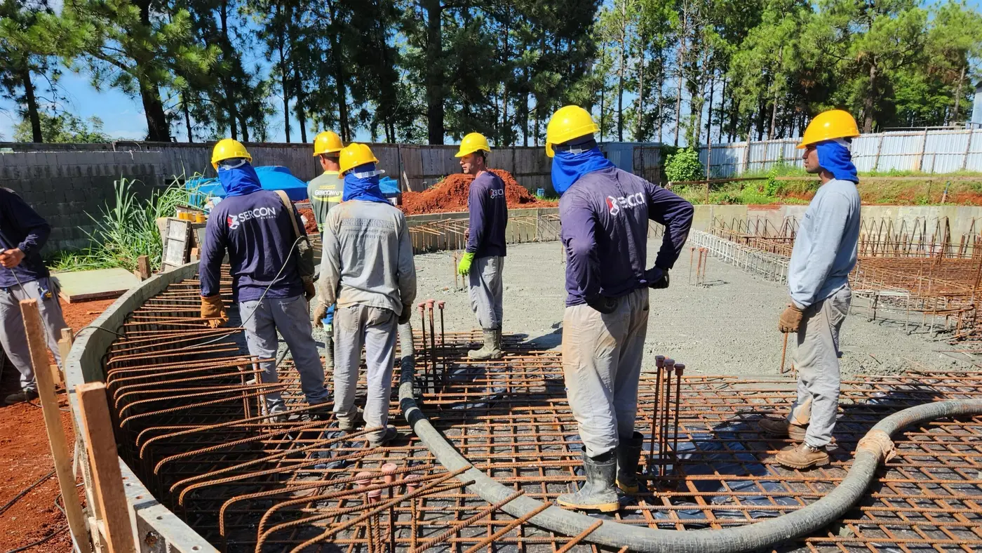 Equipe da Sercon sobre a armadura
