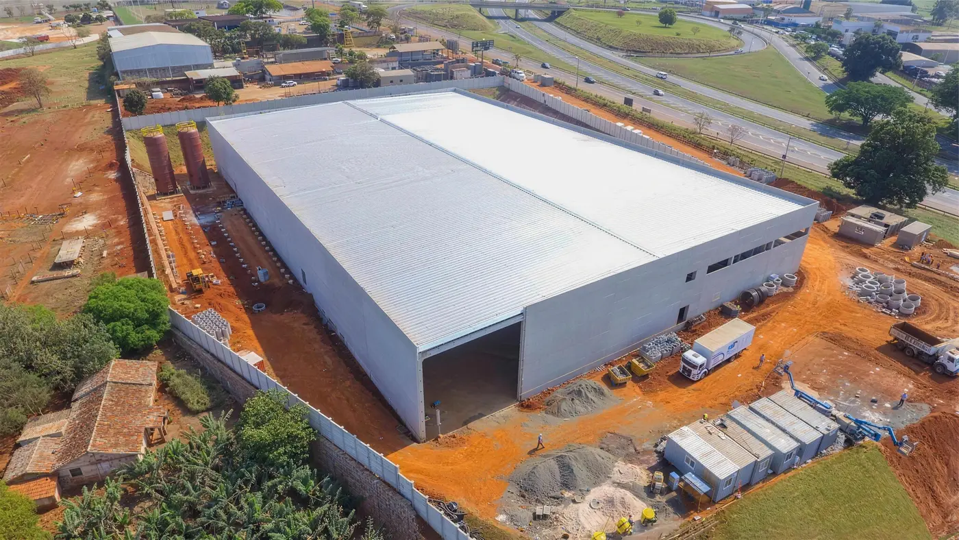 Galpão industrial em obra, vista aérea